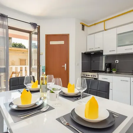 Laveruda Apartment With Balcony And Free Parking Pula Exterior photo