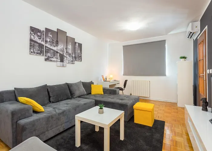 Laveruda Apartment With Balcony And Free Parking