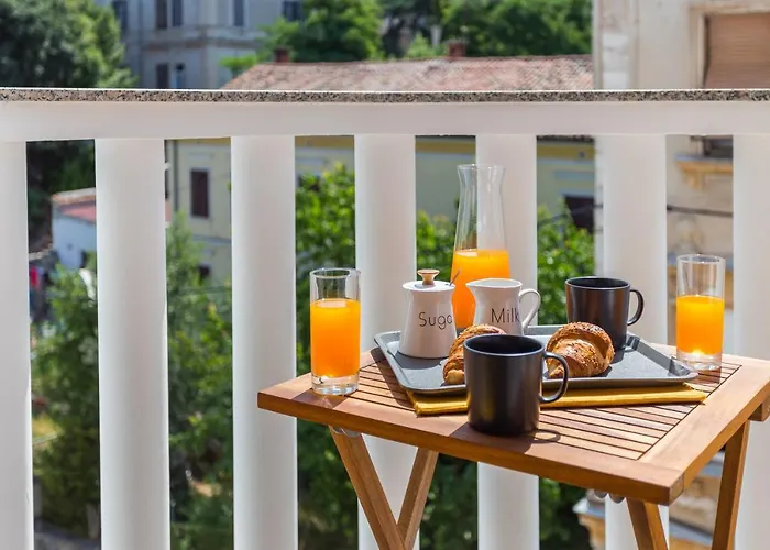 Laveruda Apartment With Balcony And Free Parking