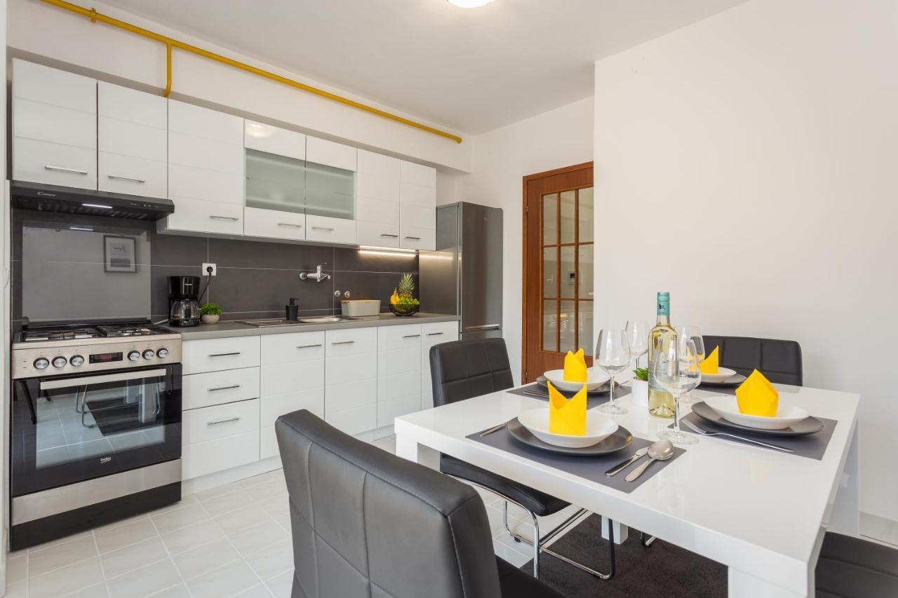 Laveruda With Balcony And Free Parking *