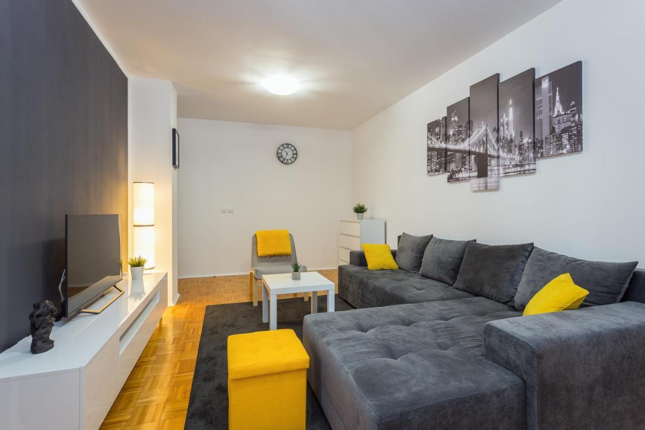Laveruda With Balcony And Free Parking