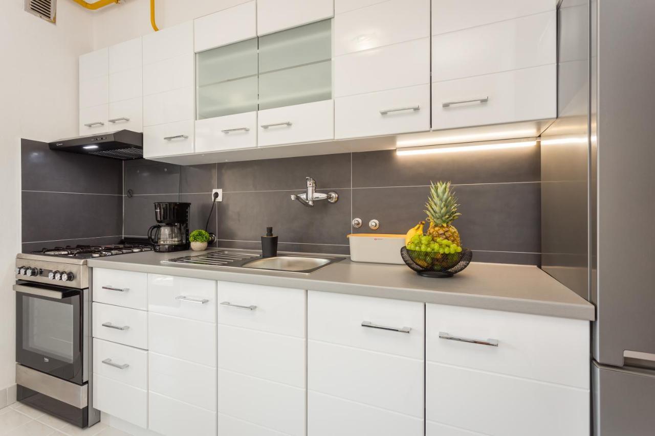Laveruda With Balcony And Free Parking *