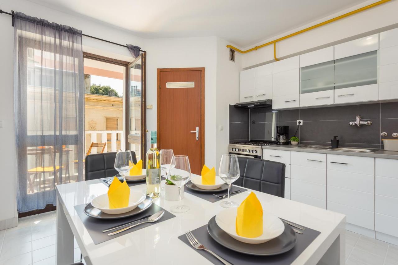 Apartmán Laveruda With Balcony And Free Parking *