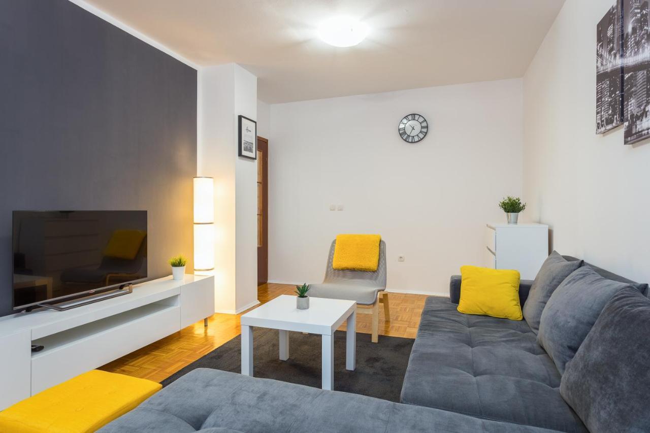 Laveruda With Balcony And Free Parking *
