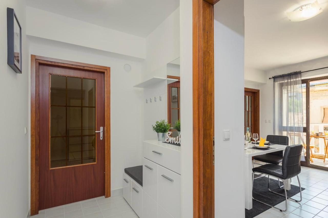 Laveruda With Balcony And Free Parking