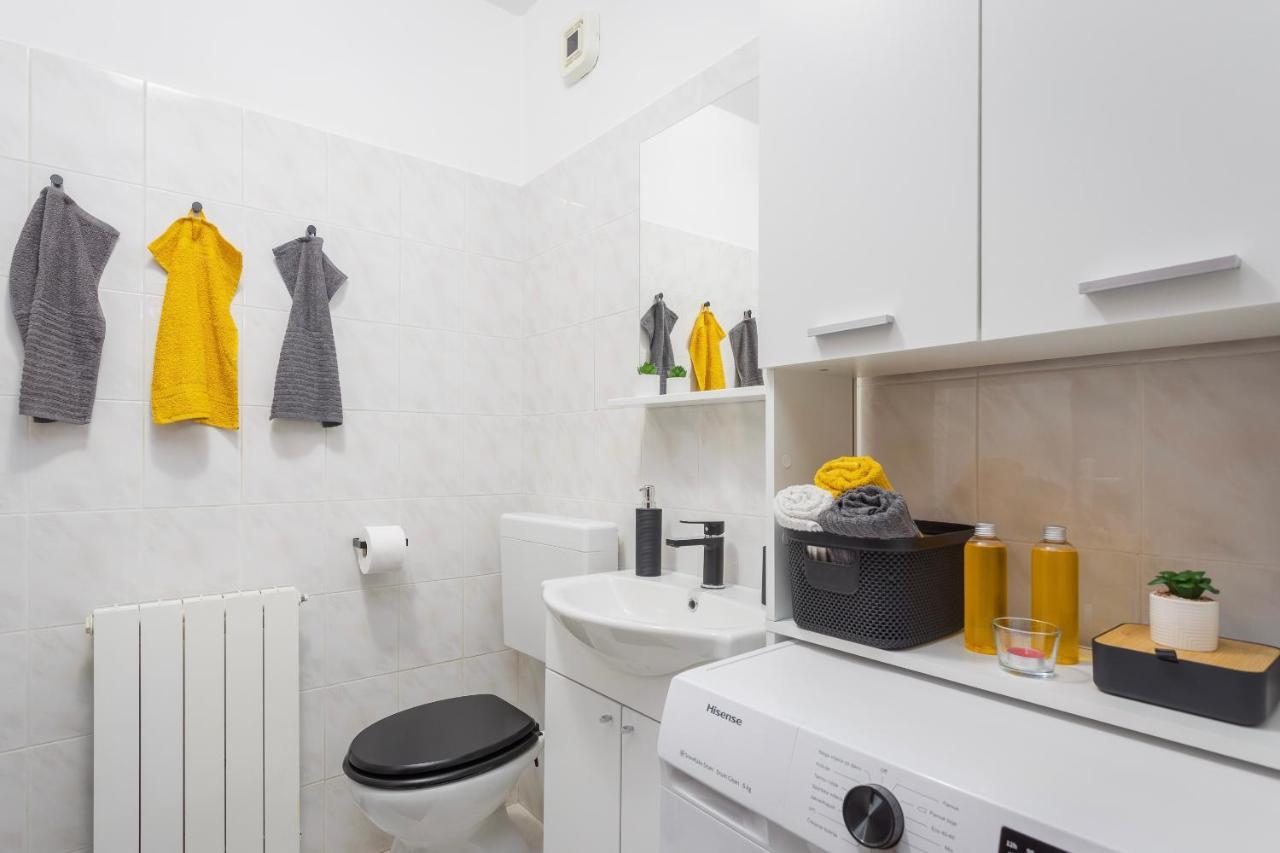 Laveruda With Balcony And Free Parking * Pula