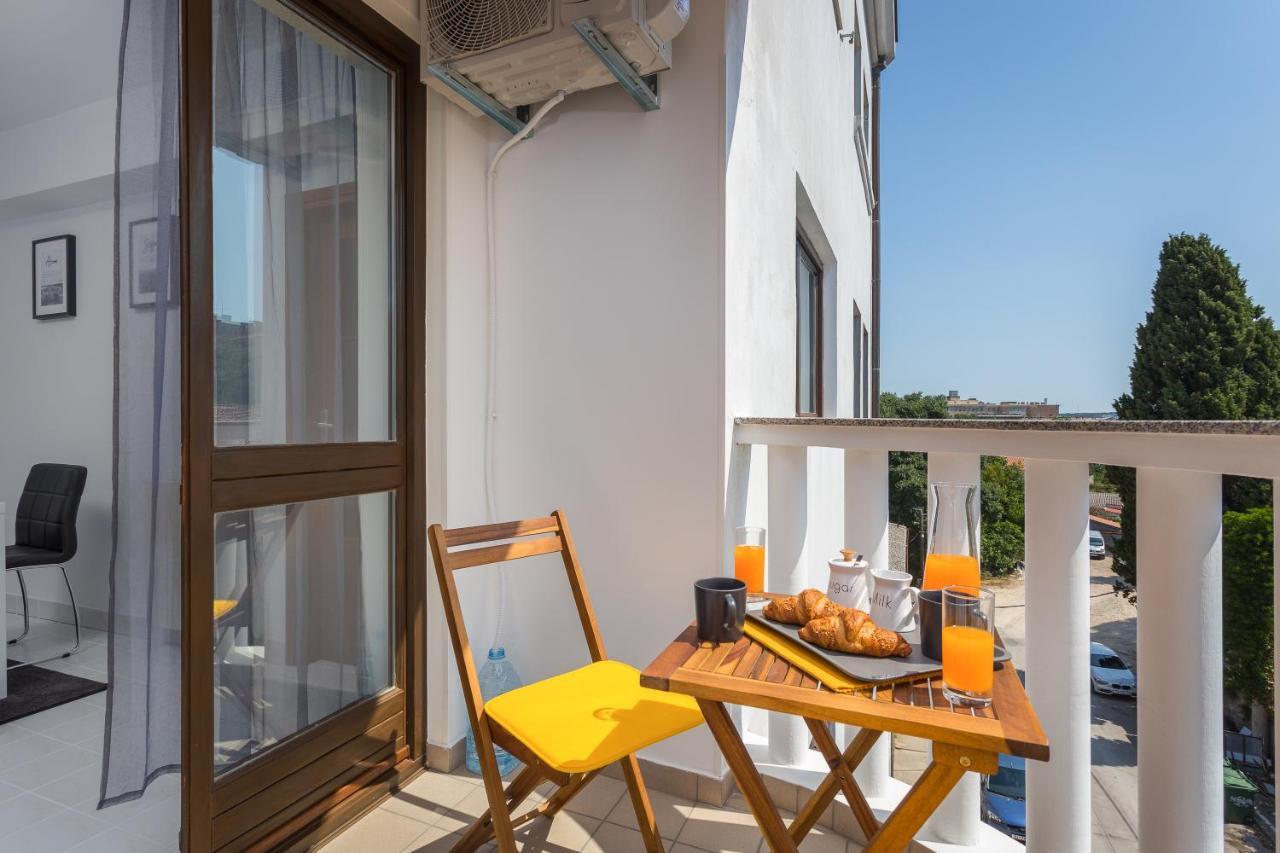 Laveruda With Balcony And Free Parking