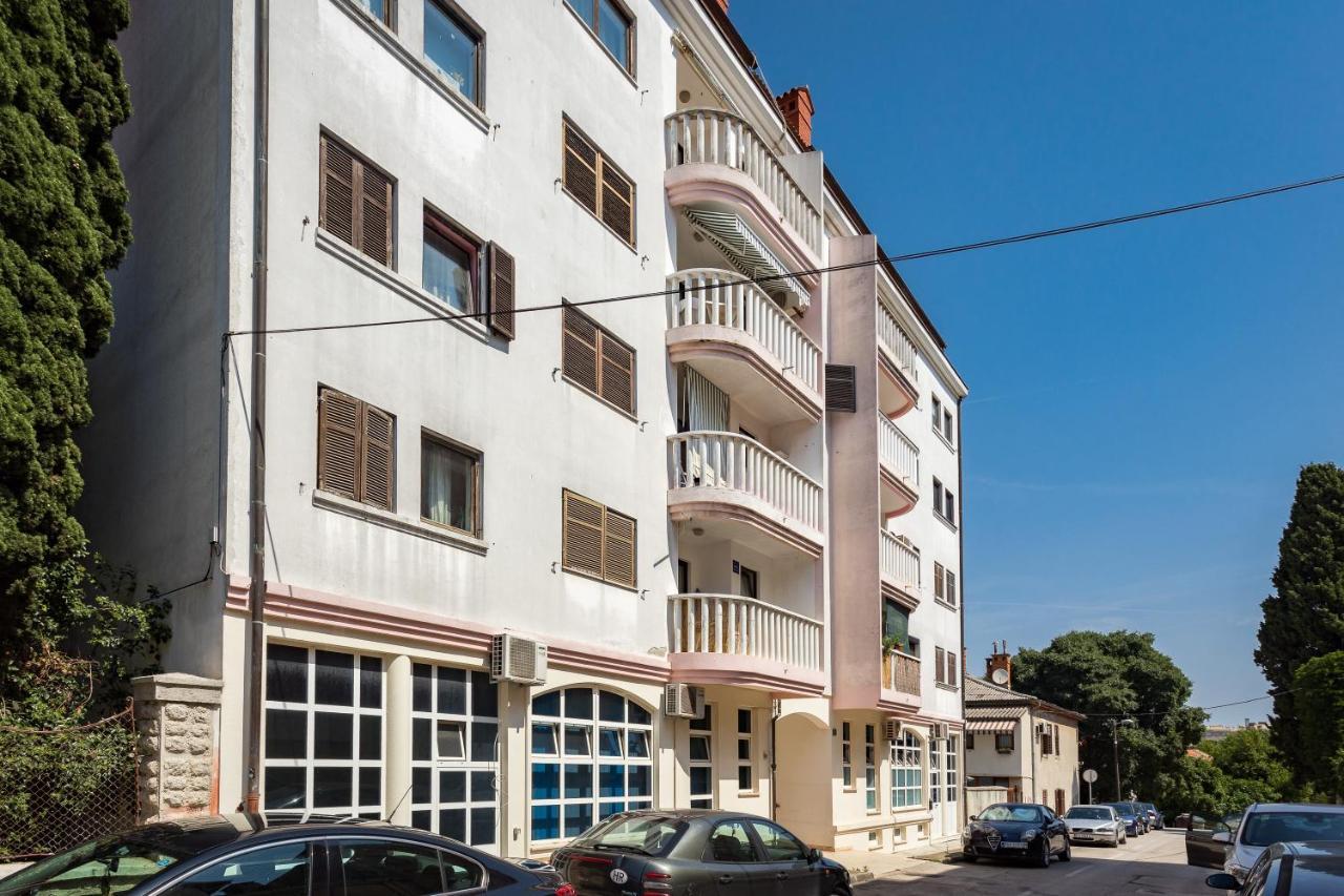 Laveruda With Balcony And Free Parking *